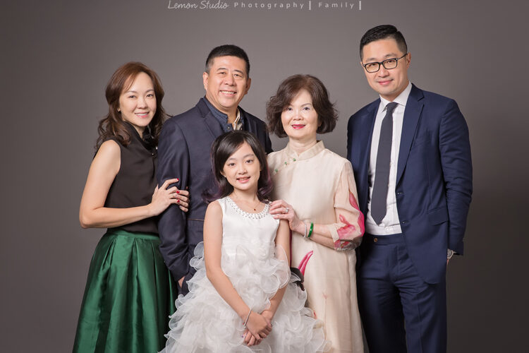 薇恩一家來拍家庭寫真，這張是薇恩和爸拔媽麻外公外婆三代同堂穿著正式的服裝的全家福！