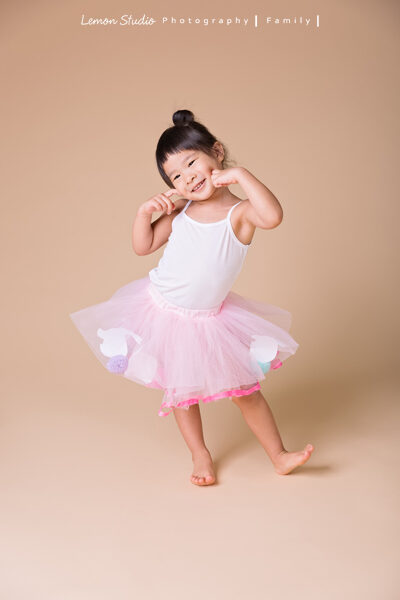 郝薆一家來拍孕媽媽寫真＆兒童寫真，這張是姊姊換上跳舞的衣裳，在鏡頭前跳起舞來的可愛模樣！