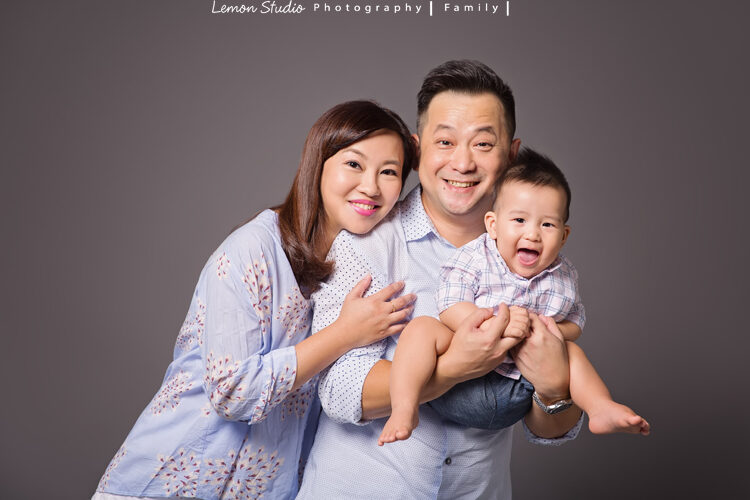 宸宇來拍寶寶寫真,這張是宸宇跟爸拔媽麻幸福的全家福!