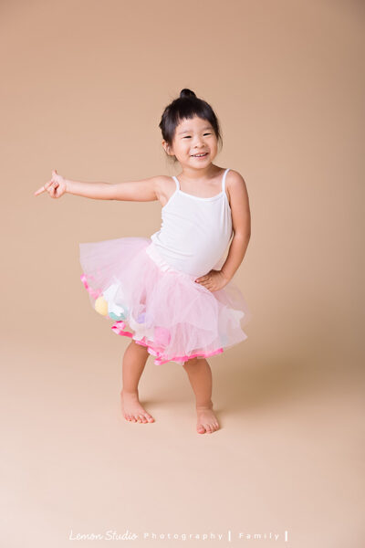 郝薆一家來拍孕媽媽寫真＆兒童寫真，這張是姊姊換上跳舞的衣裳，在鏡頭前跳舞，姊姊很會擺動啊！