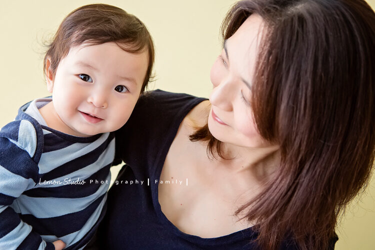 野村師傅一家來拍家庭攝影,這張是媽麻和二哥的合照!