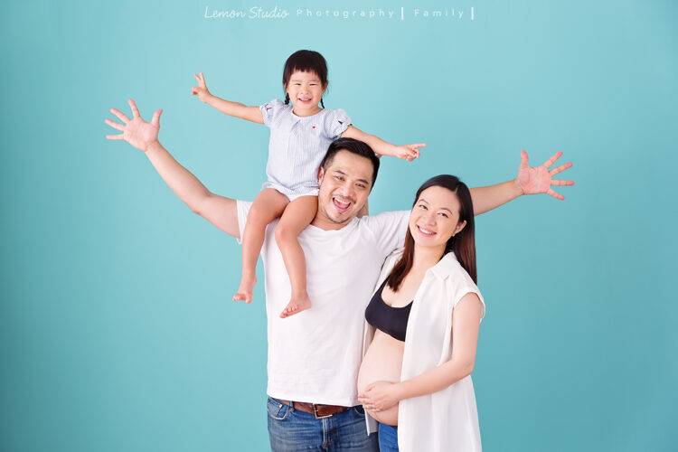郝薆一家來拍孕媽媽寫真＆家庭攝影，這張是一家人換上另一套白色系的衣服拍的全家福！姊姊坐在爸拔的肩膀上，開朗活潑的一家人！