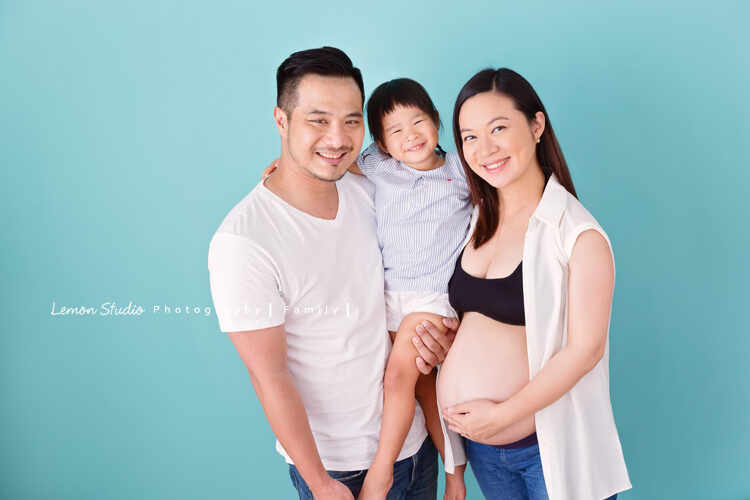 郝薆一家來拍孕媽媽寫真＆家庭攝影，這張是爸拔抱著姊姊和摸著肚子裡的二寶的媽麻的合照！