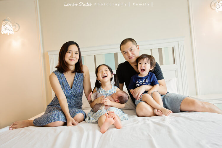 野村師傅一家來拍家庭攝影,這張是小弟剛出生時的全家福