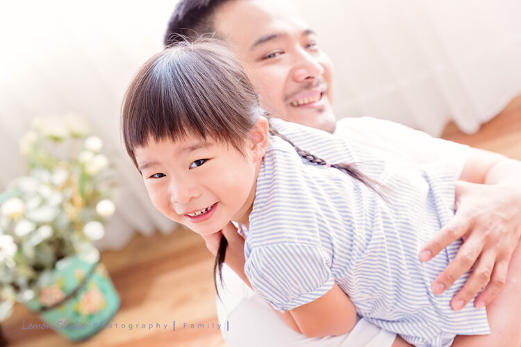 郝薆一家來拍兒童寫真＆家庭攝影，這張姊姊正在和爸拔玩！