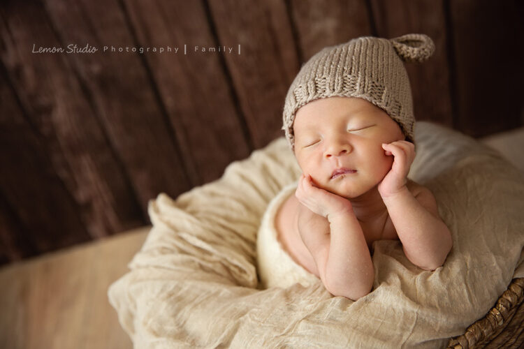 野村師傅一家來拍新生兒攝影,這張是小弟拖著頭熟睡中!