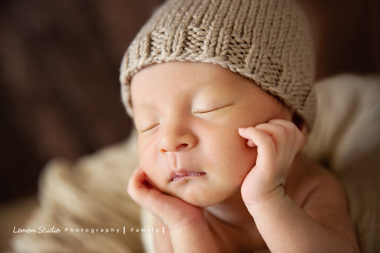 野村師傅一家來拍新生兒攝影,這張是拖著頭熟睡中的小弟臉部特寫!