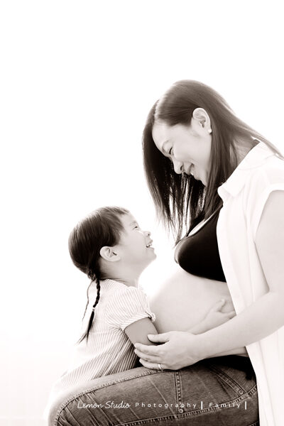 郝薆一家來拍孕媽媽寫真＆家庭攝影，這張是姊姊抱著媽麻的肚子看著媽麻，很美麗的一張黑白相片！