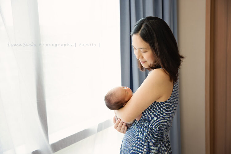野村師傅一家來拍新生兒攝影,這張是媽麻抱著剛出生不久的寶貝!