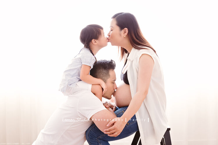 郝薆一家來拍孕媽媽寫真＆家庭攝影，這張爸拔親著媽麻的肚子，媽麻和姊姊親親的合照！