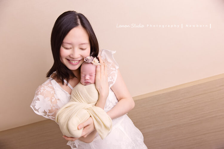 剛出生不久的小昀軒來工作室拍新生兒寫真,這張媽麻抱著熟睡的小昀軒媽麻好開心滿足啊!