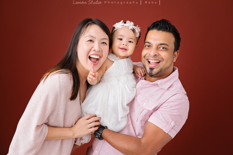 Emil & Jenny 一家來拍家庭寫真,這張是在工作室拍的全家福!