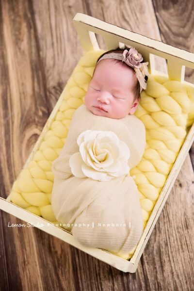 剛出生不久的小昀軒來工作室拍新生兒寫真,這張昀軒寶寶包在布裡,身上還有一朵好美麗的布花,好有藝術氣息的一張相片!