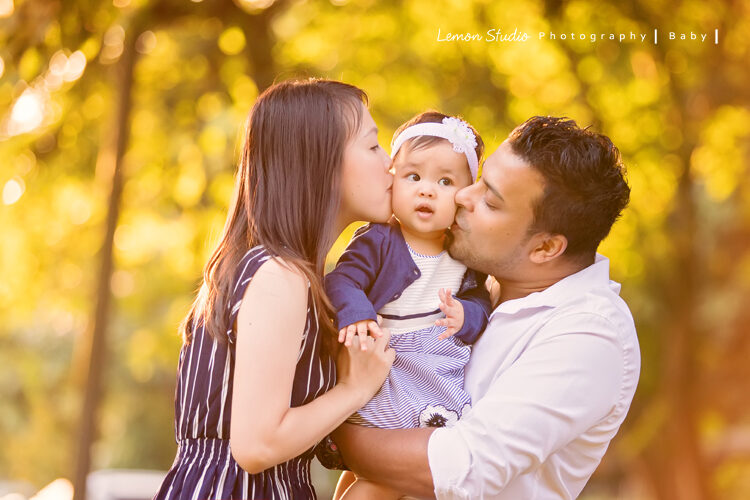 Emil & Jenny 一家來拍家庭寫真,這張是在戶外拍的全家福