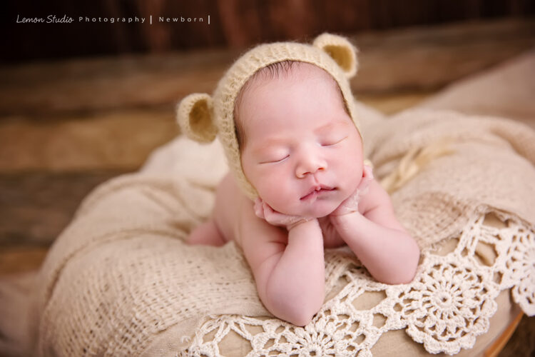 剛出生不久的小昀軒來工作室拍新生兒寫真,這張昀軒托著頭熟睡中!
