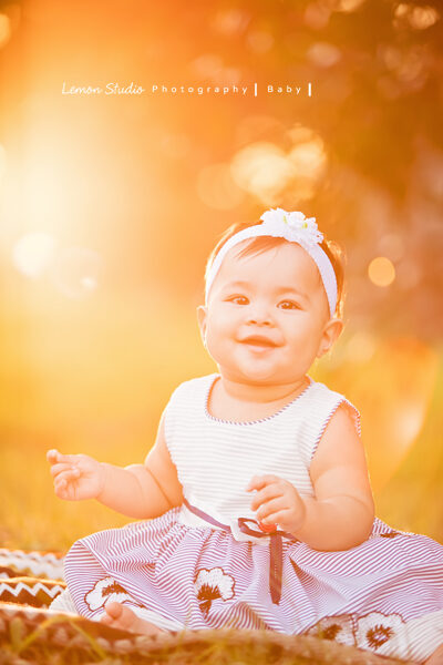 Emil & Jenny 一家來拍戶外家庭寫真,這張是可愛的女兒坐在草地上的寶寶寫真,看著鏡頭的寶寶很可愛啊!
