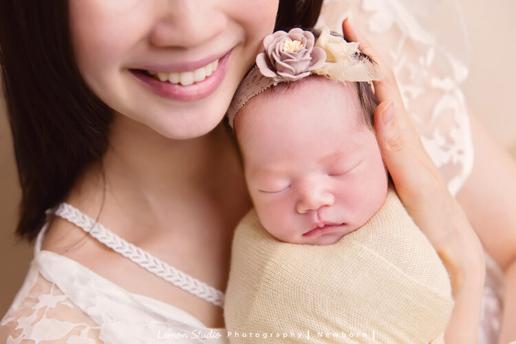 剛出生不久的小昀軒來工作室拍新生兒寫真,這張昀軒戴上可愛的髮帶躺在媽麻的懷裡!