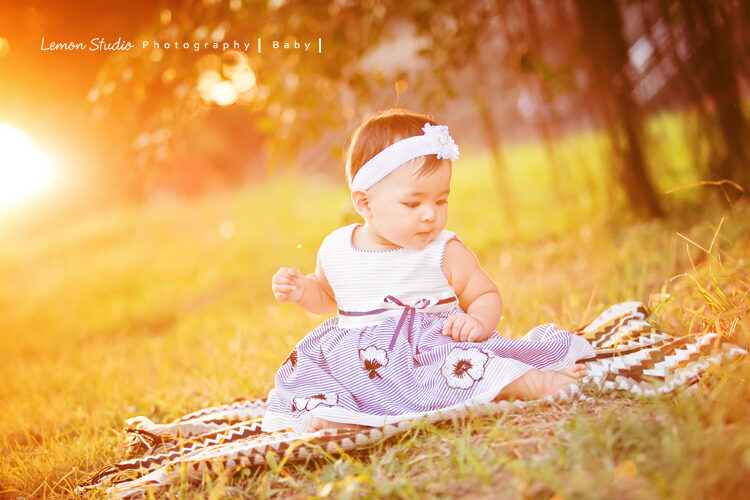 Emil & Jenny 一家來拍戶外家庭寫真,這張是可愛的女兒坐在草地上的寶寶寫真!