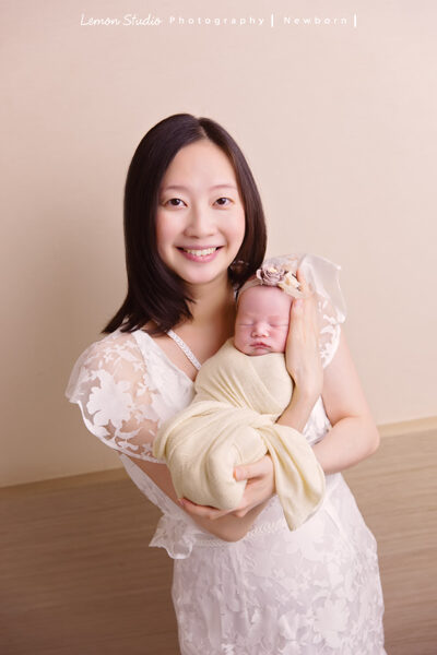 剛出生不久的小昀軒來工作室拍新生兒寫真,這張是昀軒和媽麻的合照!