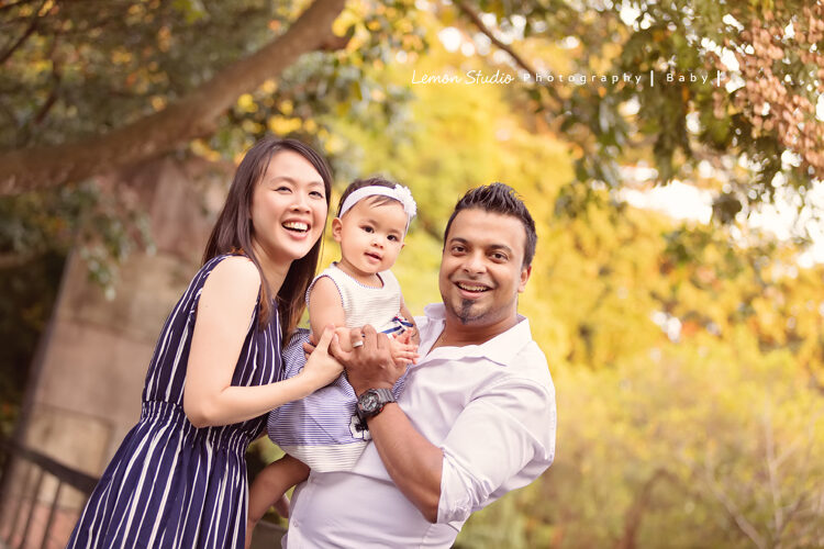 Emil & Jenny 一家來拍戶外家庭寫真,這張是一家三口的全家福!