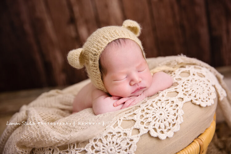 剛出生不久的小昀軒來工作室拍新生兒寫真,這張是趴在手上睡的昀軒,太可愛了!