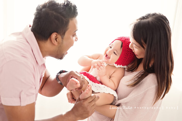 Emil & Jenny 一家來拍家庭寫真，這張爸拔媽麻和寶貝玩！