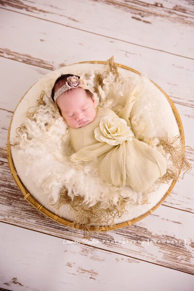 剛出生不久的小昀軒來工作室拍新生兒寫真,這張是包在布裡的昀軒,躺在攝影師佈置好的籐籃裡,這張相片像是很美的一幅畫!