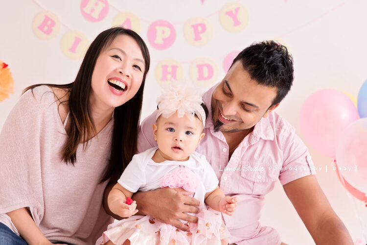 Emil & Jenny 一家來拍家庭寫真，這張爸拔媽麻抱著可愛的寶貝！