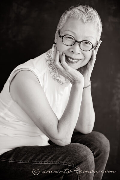 庭蓁一家＆莊淑旂博士來拍形象照，這張是莊淑旂博士的個人形象照，這張是黑白相片，真的好美啊！