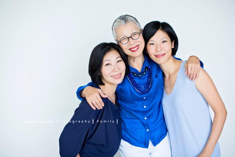 庭蓁一家＆莊淑旂博士來拍形象照，這張是莊淑旂博士和兩位女兒的合照，這張三人穿藍色系的上衣！