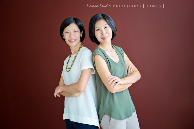 庭蓁一家＆莊淑旂博士來拍形象照，這張是美麗的姊妹倆人的合照！