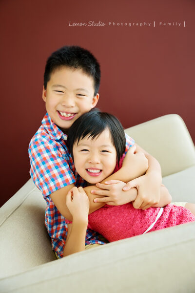 庭蓁一家＆莊淑旂博士兩年多以前來拍家庭攝影，這張是Mihon&Ingrid兄妹倆人的合照！