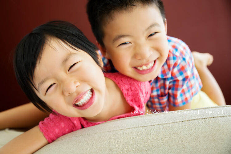 庭蓁一家＆莊淑旂博士兩年多以前來拍家庭攝影，這張是Mihon&Ingrid兄妹倆人的合照，兩人很活潑的一面！