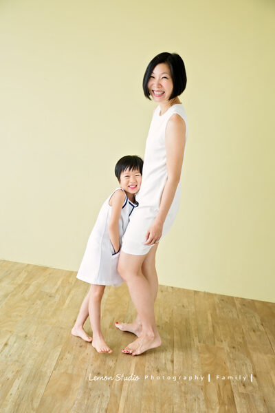 庭蓁一家＆莊淑旂博士兩年多以前來拍家庭攝影，這張是媽麻和Ingrid好清新自然的合照！