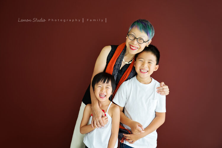 庭蓁一家＆莊淑旂博士兩年多以前來拍家庭攝影，這張是莊淑旂博士與Mihon&Ingrid兄妹倆人的合照！