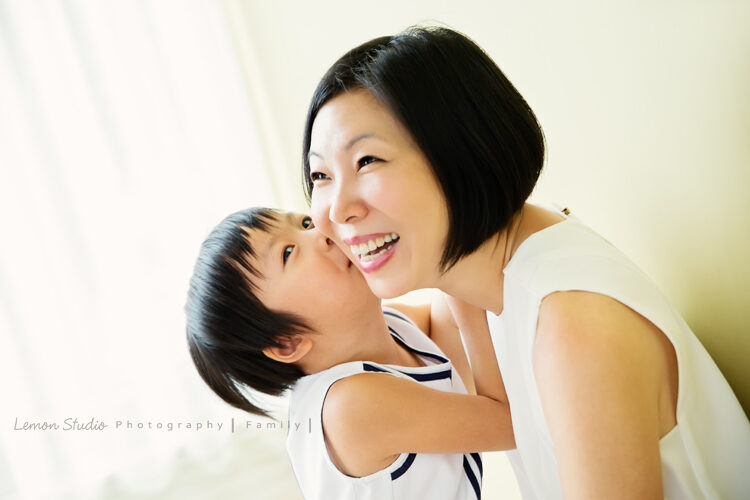 庭蓁一家＆莊淑旂博士兩年多以前來拍家庭攝影，這張是媽麻和Ingrid好可愛的互動！