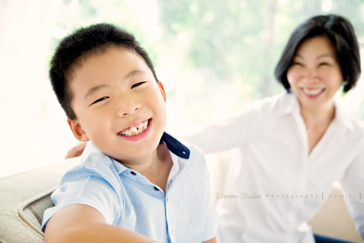 庭蓁一家＆莊淑旂博士兩年多以前來拍家庭攝影，這張Mihon在媽麻前面笑得好開心！