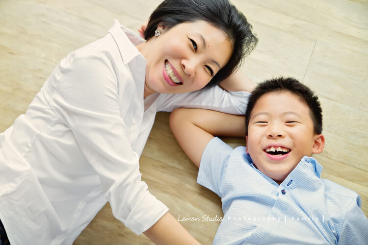 庭蓁一家＆莊淑旂博士兩年多以前來拍家庭攝影，這張Mihon和媽麻躺在地上笑得好開心啊！