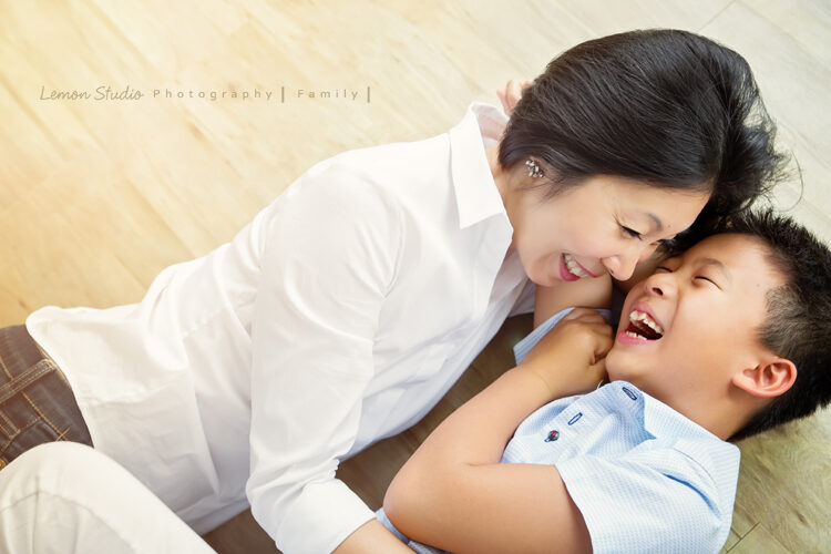庭蓁一家＆莊淑旂博士兩年多以前來拍家庭攝影，這張是Mihon和媽麻好開心的互動！