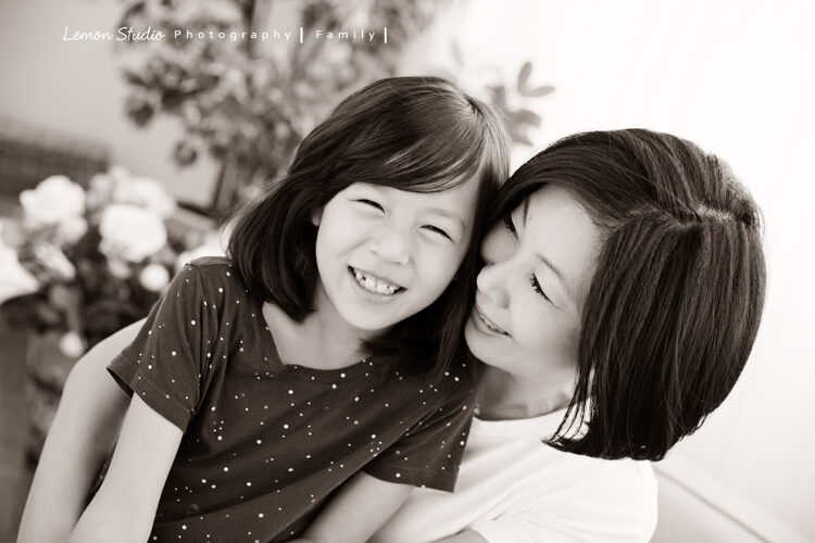 庭蓁一家＆莊淑旂博士今年來拍家庭攝影，這張是媽麻和可愛的Ingrid的自然互動！