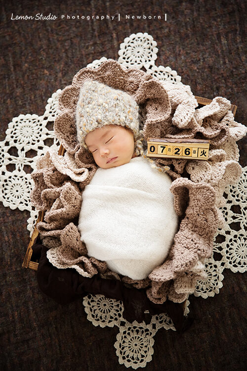 樹德媽麻一家來拍家庭攝影,這張是昕亞剛出生時,來拍的新生兒寫真照!