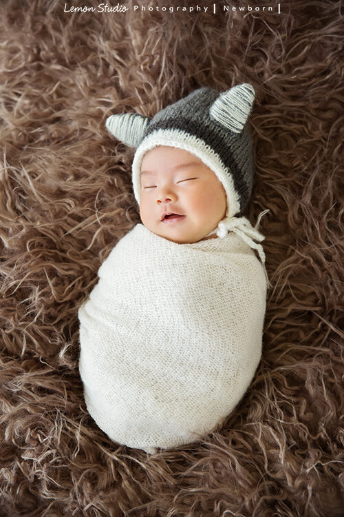 樹德媽麻一家來拍家庭攝影,這張是昕亞剛出生時,來拍的新生兒寫真照,昕亞在睡夢中微笑太可愛了!