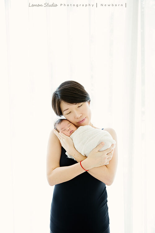 昕亞剛出生時,來拍新生兒寫真照,這張是媽麻與昕亞!