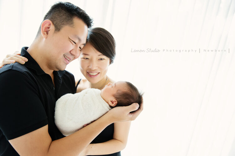 昕亞剛出生時,來拍新生兒寫真照,這張是爸拔媽麻抱著剛出生的昕亞