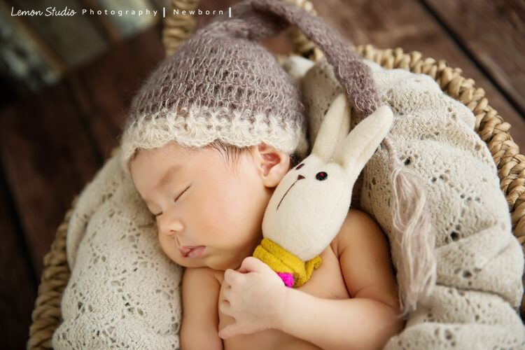 昕亞剛出生時,來拍新生兒寫真照,這張昕亞抱著小兔兔睡!