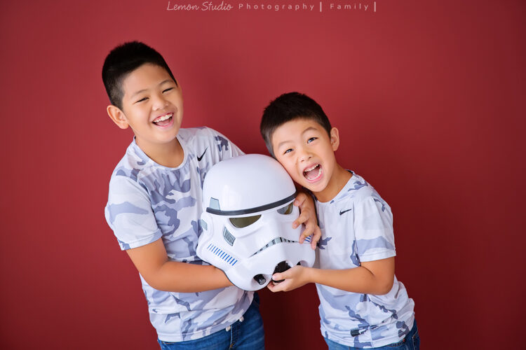 昕亞一歲時來拍寶寶攝影,這張哥哥們抱著黎爸的星際大戰玩具合照!