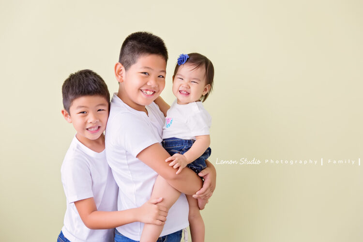 昕亞一歲時來拍寶寶攝影，這張是昕亞與哥哥們的合照！