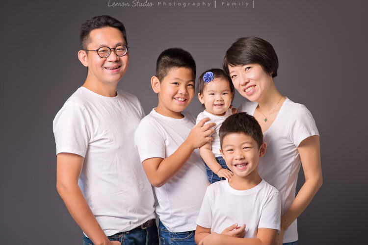 昕亞一歲時來拍家庭攝影,這張是一家五口的全家福!