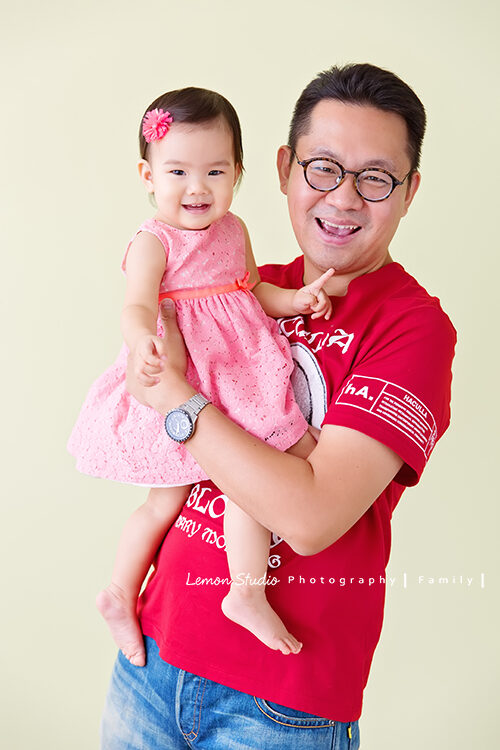 昕亞一歲時來拍家庭攝影，這張是爸拔與甜美的昕亞合照！