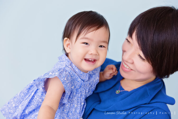 昕亞一歲時來拍家庭攝影,這張是媽麻與昕亞的自然互動!
